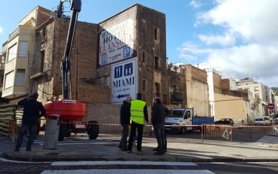 Comença l’enderroc de les cases velles del carrer Constància per eixamplar el vial