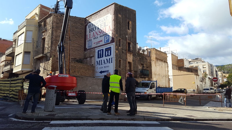 Comença l’enderroc de les cases velles del carrer Constància per eixamplar el vial