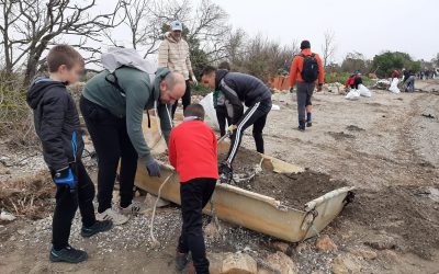 Voluntaris recullen 10.000 quilos de brossa de les platges de la badia dels Alfacs