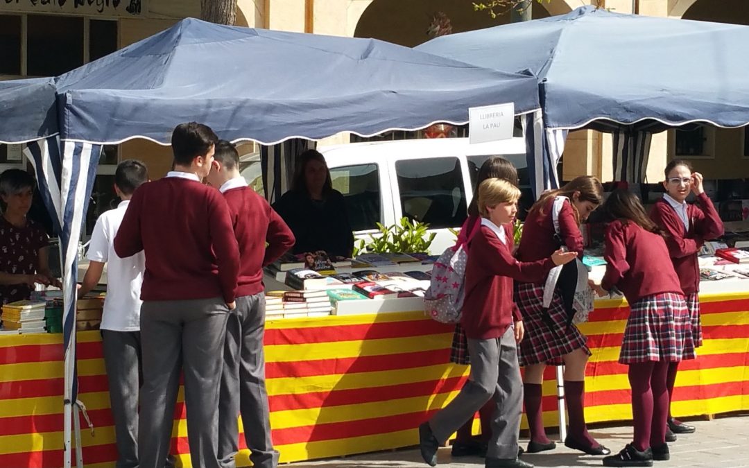 Torna Sant Jordi a la plaça Carles III amb parades de llibres i roses, ràdio en directe i lectures de textos i poemes