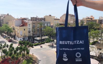 L’Ajuntament de la Ràpita dona bosses als rapitencs i rapitenques per fomentar la reutilització