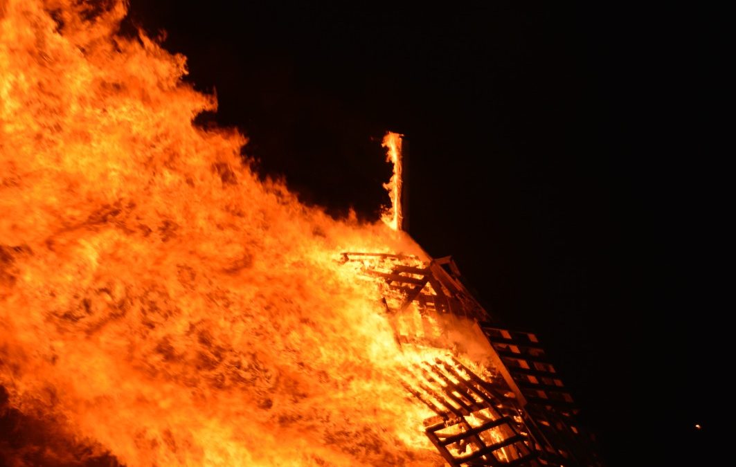 La Ràpita celebra la revetlla de Sant Joan a la vora de la mar amb música, foc i bon ambient