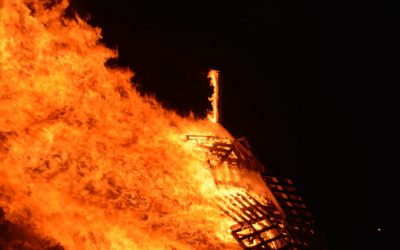 La Ràpita celebra la revetlla de Sant Joan a la vora de la mar amb música, foc i bon ambient