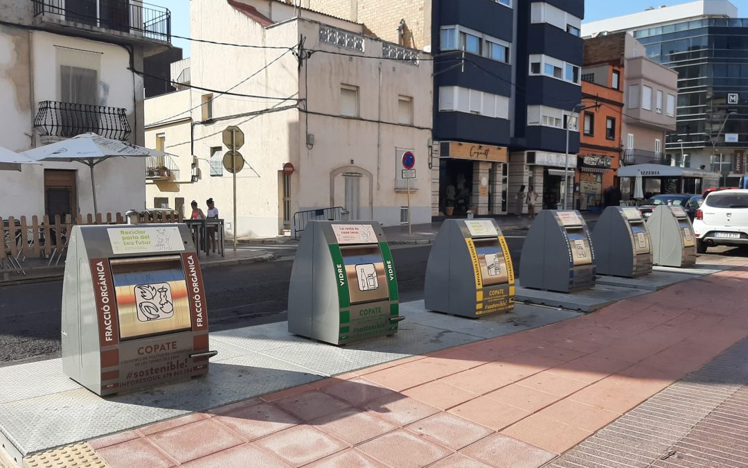 Educadores ambientals informen la ciutadania sobre el reciclatge i la necessitat de fer-ho a diferents illes de contenidors de la Ràpita