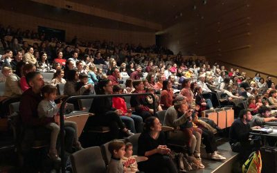 ‘Concert en família’ de Dàmaris Gelabert omple l’Auditori Sixto Mir i posa el públic a peu dret