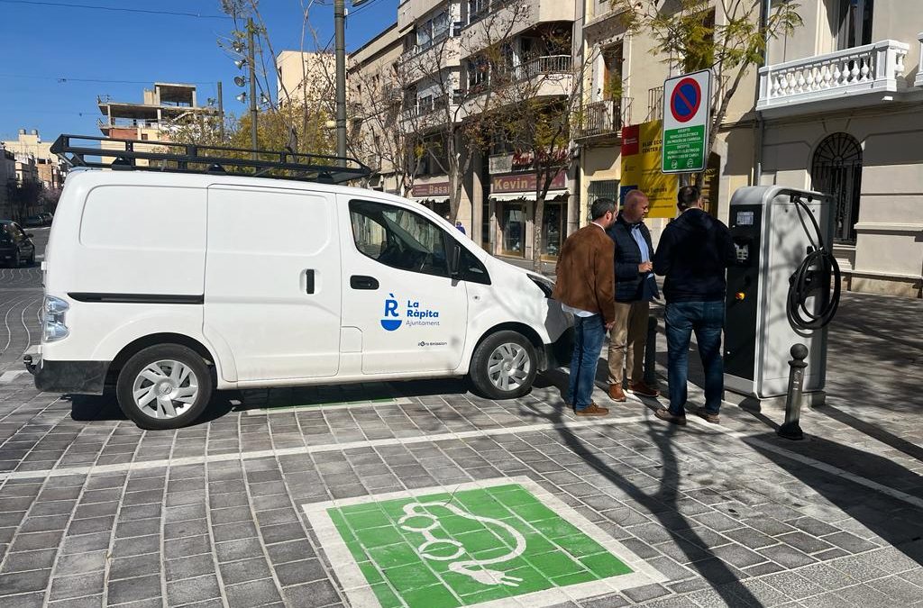 L’Ajuntament de la Ràpita instal·la un punt de recàrrega públic per a vehicles elèctrics