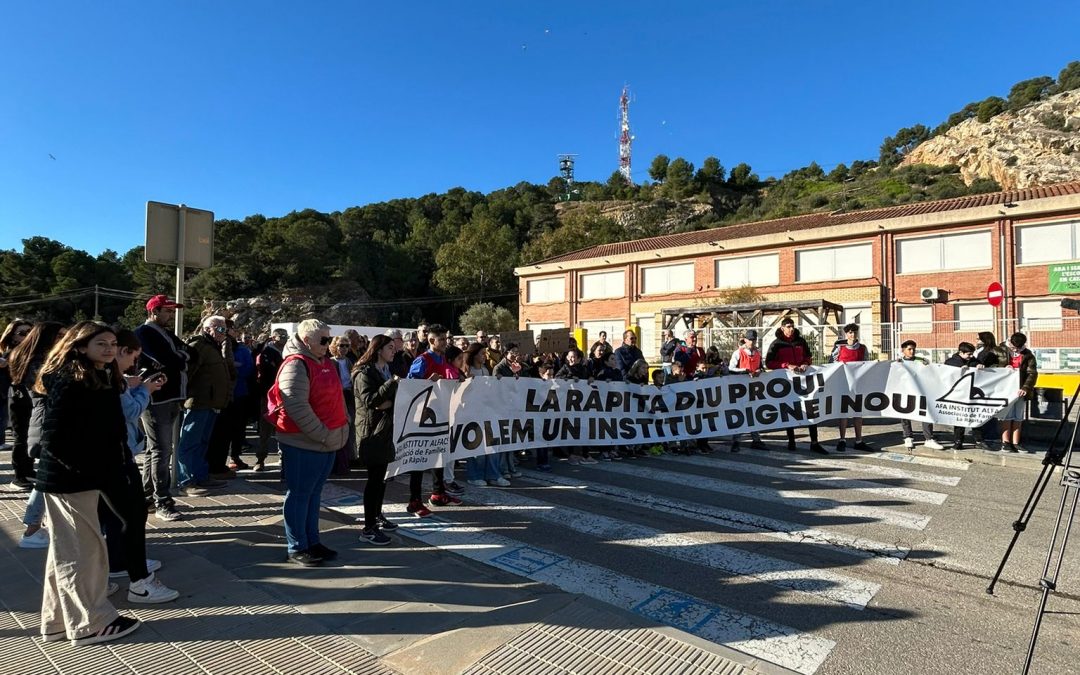 LA RÀPITA ES MANIFESTA PER UN NOU INSTITUT