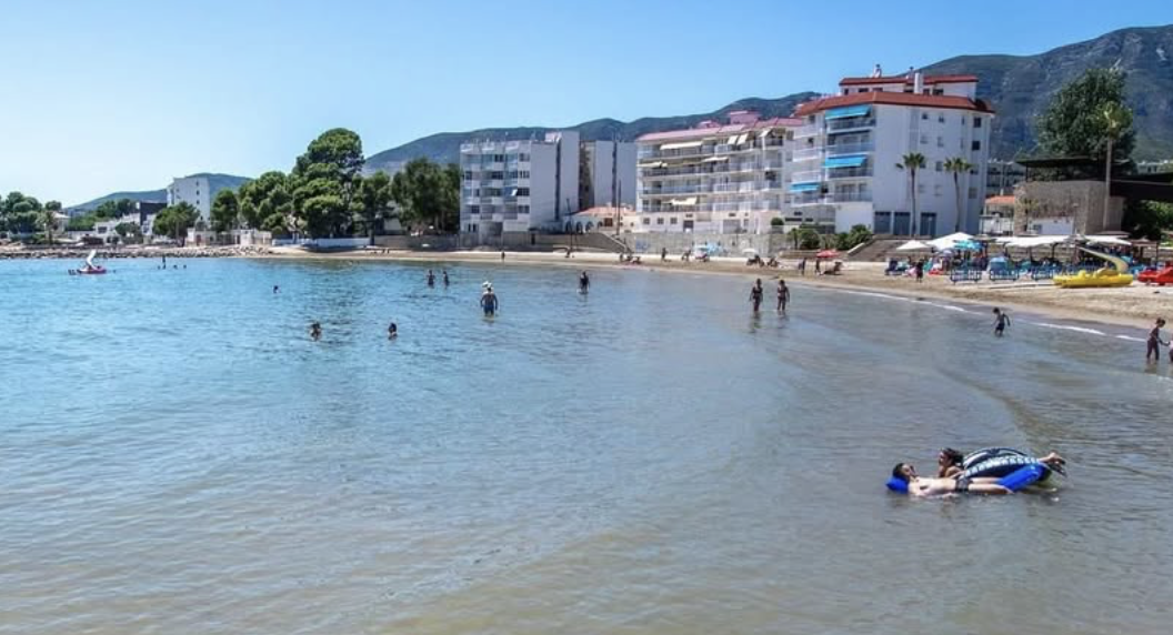 LA PLATJA DE LES DELÍCIES DE LA RÀPITA REVALIDA LA BANDERA BLAVA I MILLORA ELS SEUS SERVEIS