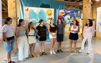 L’alumnat de dibuix i pintura de l’Espai Jove el Maset transforma cançons en art al Museu de la Mar de l’Ebre