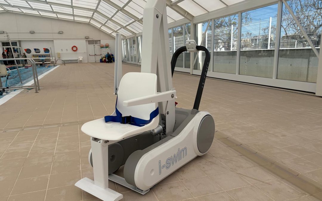 La Ràpita incorpora un elevador mòbil a la piscina municipal per millorar l’accessibilitat